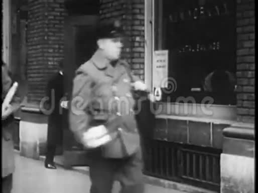 蒙太奇邮政工人视频的预览图