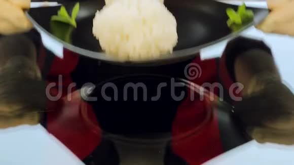 厨师把一盘寿司配料放在桌子上寿司米饭和蔬菜的配料视频的预览图