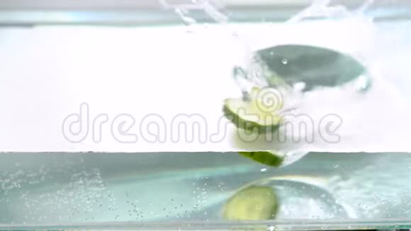 切好的黄瓜掉进水里视频的预览图
