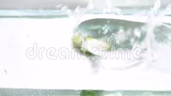 切好的黄瓜掉进水里视频的预览图