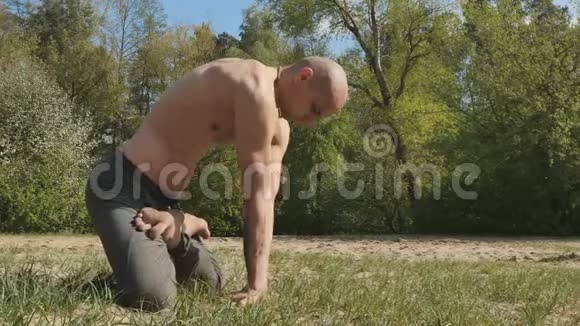灵活的瑜珈手保持平衡水平姿势视频的预览图