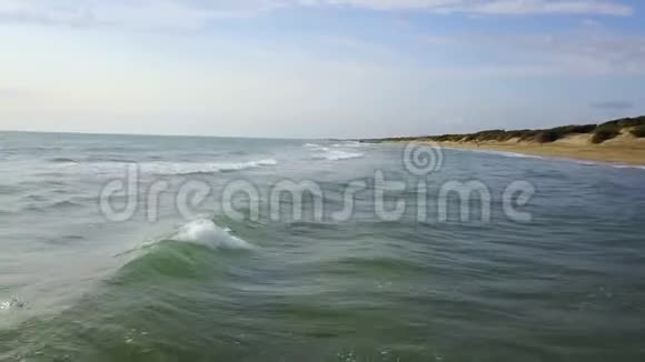 形成海浪的海水触及海岸航空测量视频的预览图
