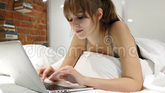 工作的女人躺在床上休息视频的预览图