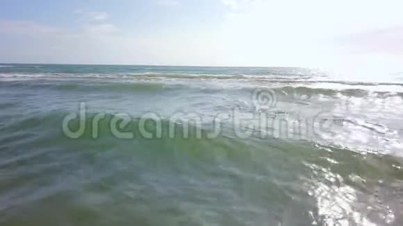 巨浪正逼近海岸在沙滩上留下湿漉漉的脚印航空测量视频的预览图
