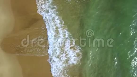 海岸上的绿松石波浪变成了泡沫航空测量视频的预览图