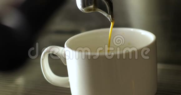 煮新鲜咖啡咖啡从咖啡机流出咖啡机制作卡布奇诺浓缩咖啡视频的预览图