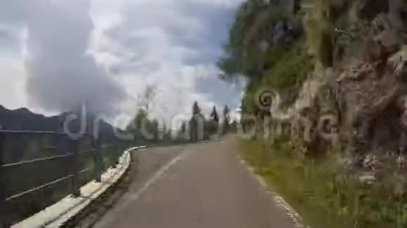 斯切尔帕里奥意大利延时驾驶射击车辆视角从斯基尔帕里奥开车到维维恩山口视频的预览图