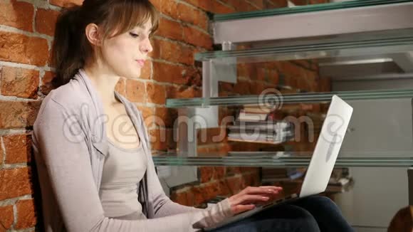 疲惫的女人在笔记本电脑楼梯上工作时努力放松视频的预览图