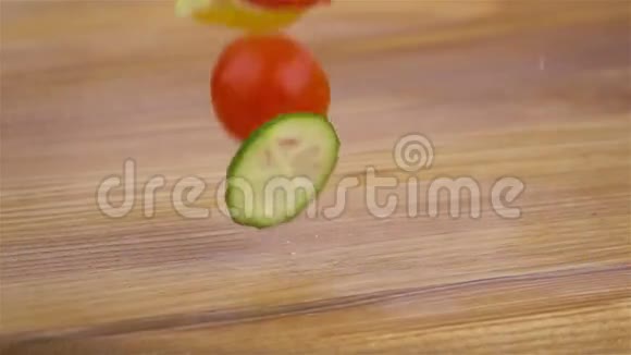 成熟的蔬菜片掉在桌子上视频的预览图