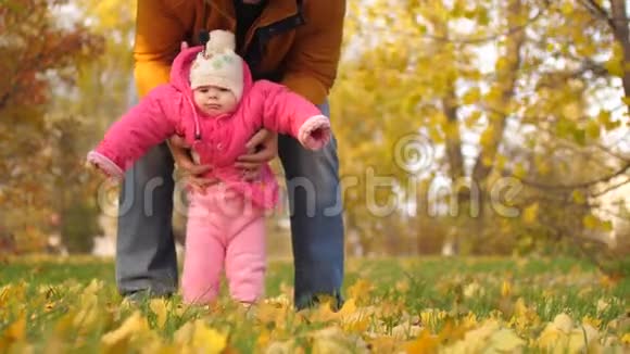 宝宝和爸爸一起走脚踩秋叶视频的预览图