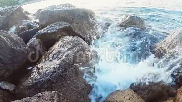 岩石海岸和海浪撞击岩石视频的预览图