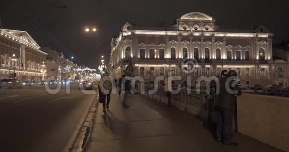 俄罗斯圣彼得堡夜晚的纳夫斯基展望和阿尼科夫大桥视频的预览图