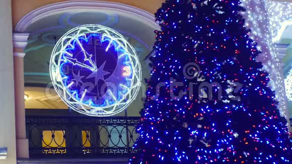 城市圣诞树和时钟视频的预览图