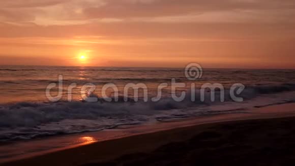 红日余晖中的海浪视频的预览图