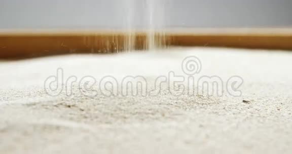 浇筑砂的特写视频的预览图