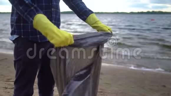 志愿者在孤独的海滩上收集垃圾视频的预览图
