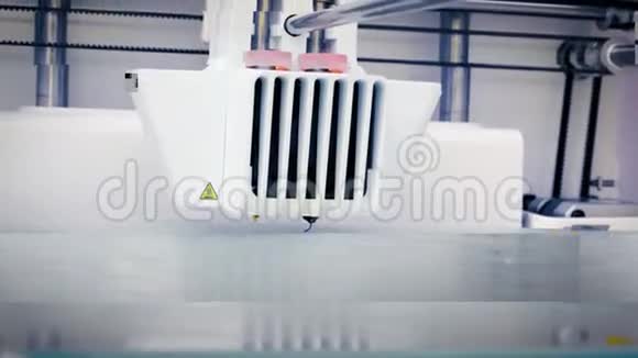 现代3d打印机准备打印新的塑料物体视频的预览图