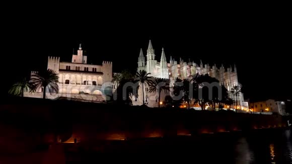 西班牙巴莱雷斯帕尔马德马略卡大教堂和Almudaina夜时光视频的预览图