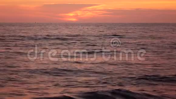 大海躲在云层后面夕阳西下视频的预览图