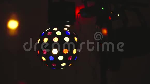 迪斯科灯光彩色粒子背景音乐视频视频的预览图