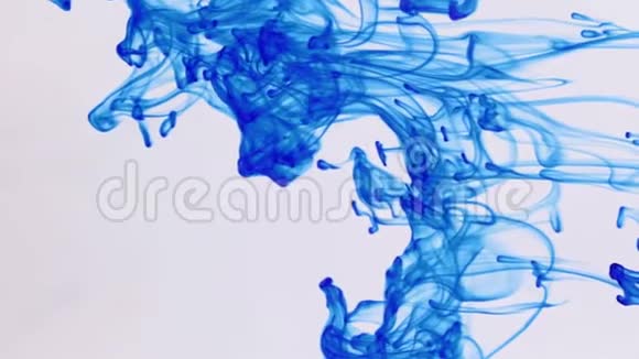 在白色背景上在水中滴蓝色油漆视频的预览图