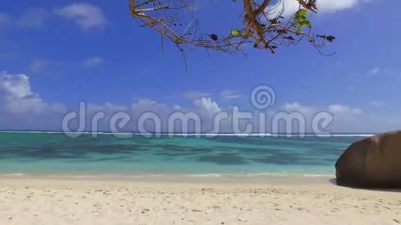 在塞舌尔拉迪格美丽的海滩上漫步到大海视频的预览图