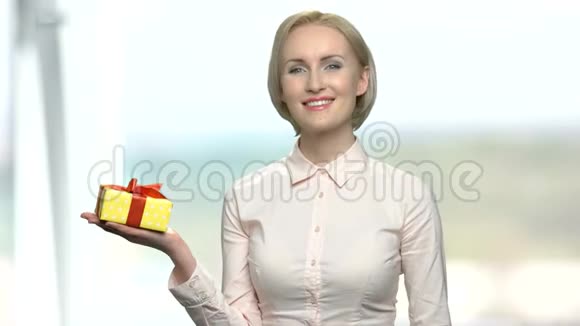 年轻微笑的女人送礼物视频的预览图