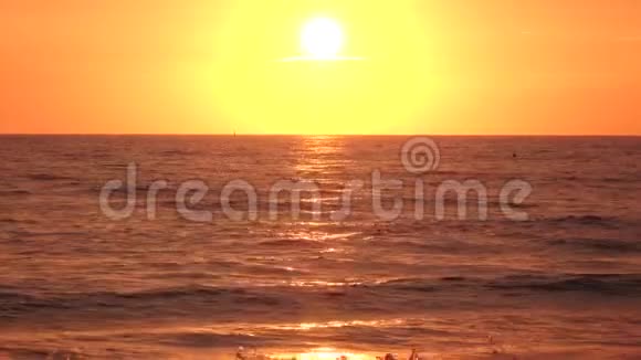 美丽的无限大海在光线下日落触及地平线视频的预览图