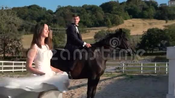 有马的新婚夫妇视频的预览图