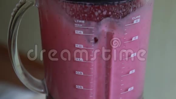 樱桃鸡尾酒在搅拌机里视频的预览图