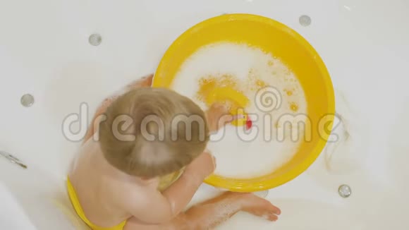 小男孩在洗澡时玩橡皮鸭视频的预览图