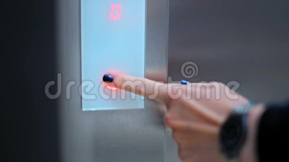 在现代建筑中一根手指按压起电梯按钮的动作很好视频的预览图