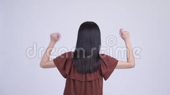 亚洲幸福女子举起双拳后景视频的预览图