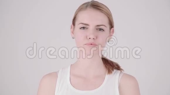 美丽肖像美丽的水疗女人抚摸她的脸完美的新鲜皮肤青年与护肤理念文本视频的预览图