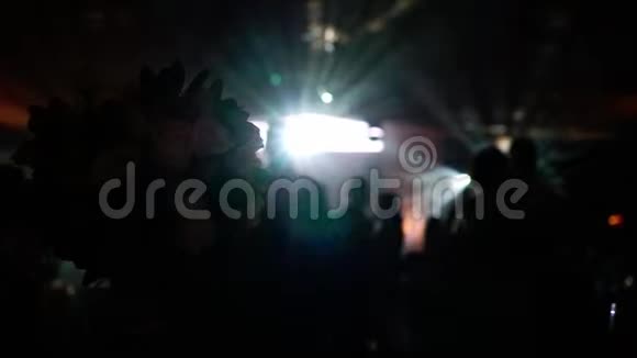人们在聚会上跳舞夜店里的人影用迪斯科舞厅的灯光照得面目全非视频的预览图