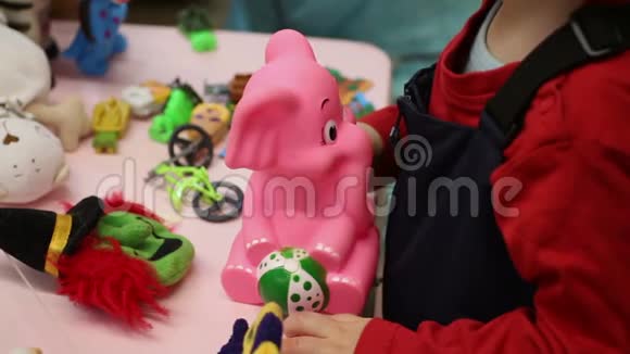 孩子们在幼儿园分享玩具和玩游戏快乐的童年视频的预览图