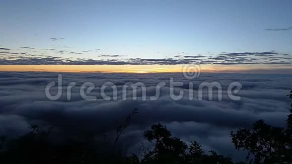 清晨的薄雾和雾气从日出的角度缓缓移动时间在泰国清迈的高山道琅潮视频的预览图