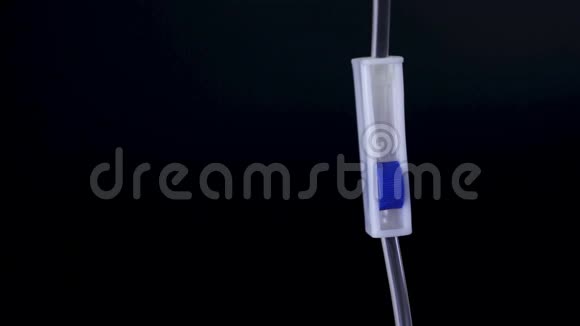 滴管的特写调节器医生蓝手套调节滴管视频的预览图