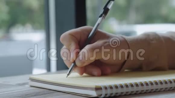作家或咖啡馆里的记者在笔记本上写灵感视频的预览图