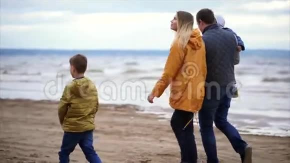 有两个孩子在海岸散步的亲密家庭视频的预览图