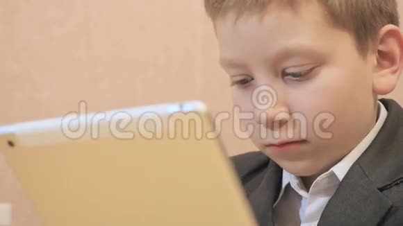 男孩用平板电脑拇指向上视频的预览图
