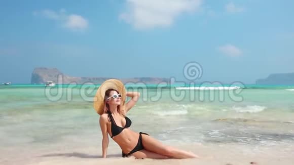 穿着泳衣的女人在沙滩上放松视频的预览图