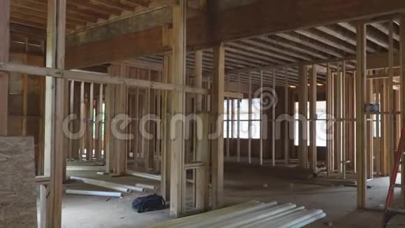 新建筑的木框墙天花板或地板搁栅的木框工作正在进行中视频的预览图
