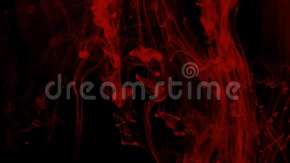 红色液体在黑色上旋转视频的预览图