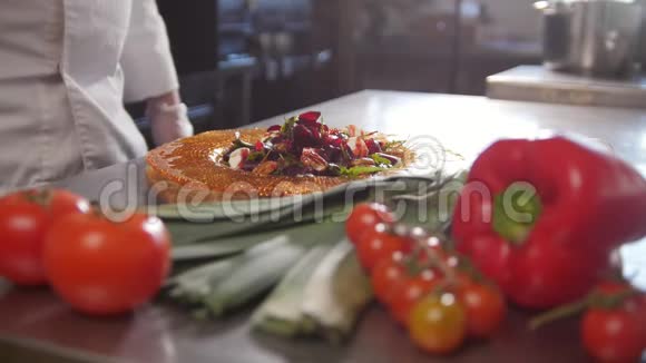厨师把沙拉的配料放在盘子里然后把酱汁新鲜蔬菜放在前台视频的预览图