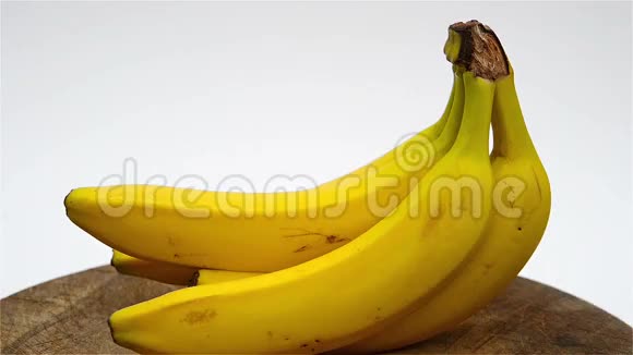 新鲜香蕉在刨花板上视频的预览图