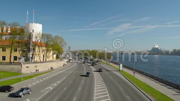 从桥上俯瞰里加老城和多加瓦河的全景视频的预览图
