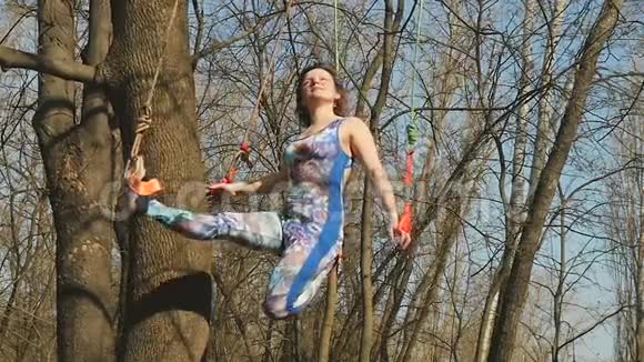 美丽的女人在公园里的绳索上冥想视频的预览图