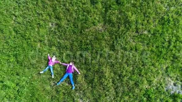 草地上儿童的空中射击视频的预览图