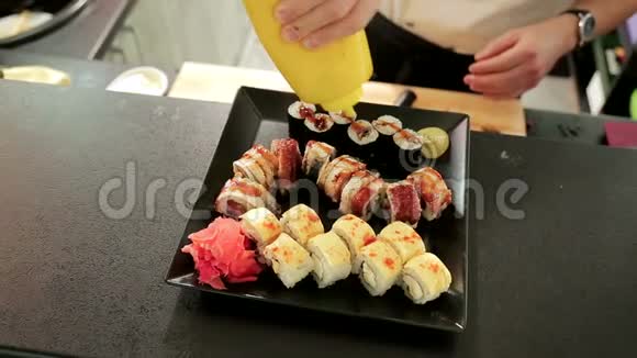 特写厨师寿司撒上芝麻烹饪寿司视频的预览图